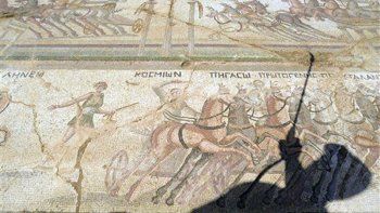 Hallaron un mosaico romano de carrera de carros