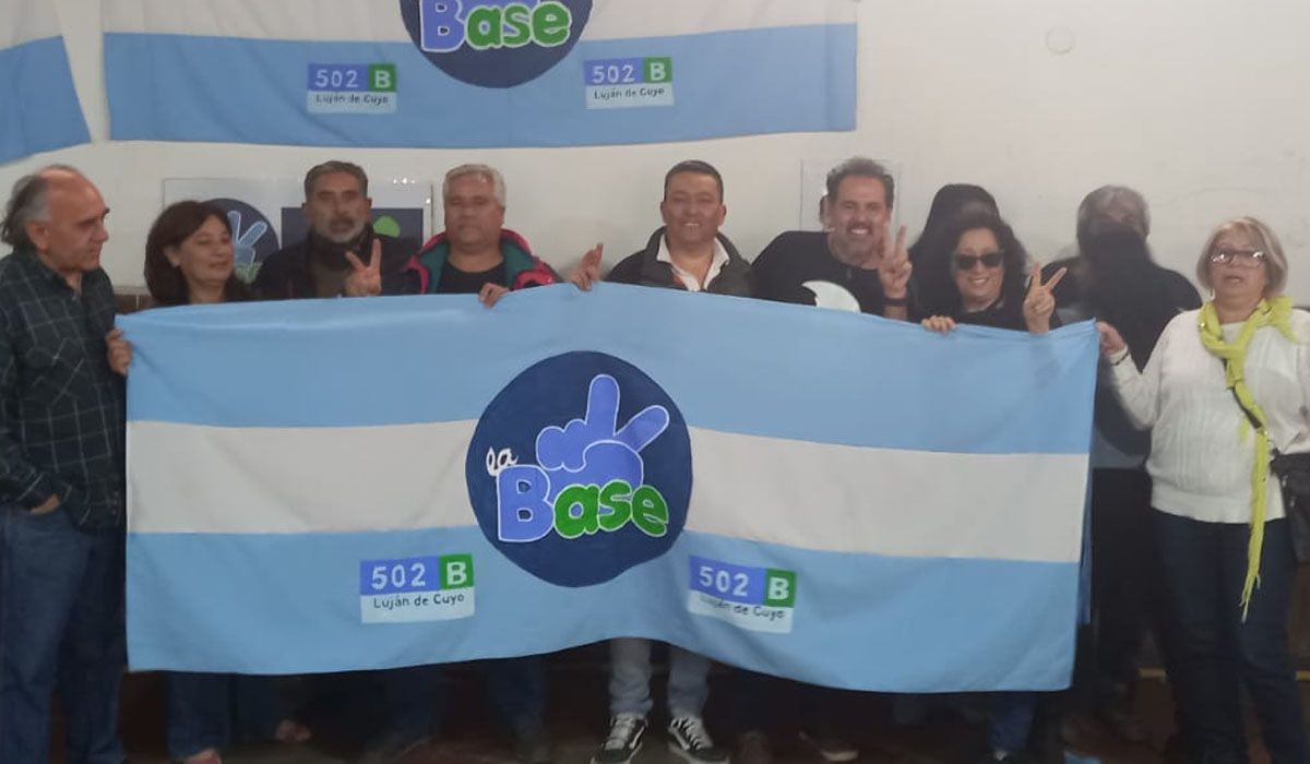 En el centro de la imagen, Gustavo Palacios, el precandidato a intendente de La Base, en Luján de Cuyo. A su lado a la derecha, Alfredo Guevara, precandidato a gobernador.
