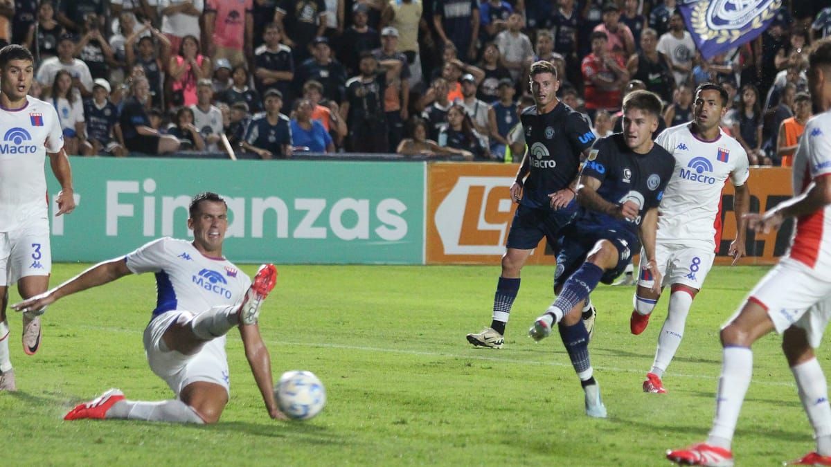 Nicolás Retamar tuvo una gran tarde en el Bautista Gargantini, pese a la derrota, debido a que marcó su primer gol para el Azul del Parque. Foto: Nicolás Ríos/UNO. Nicolás Retamar tuvo una gran tarde en el Bautista Gargantini, pese a la derrota, debido a que marcó su primer gol para el Azul del Parque. Foto: Nicolás Ríos/UNO. 