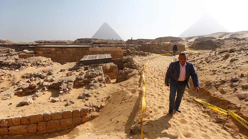 Descubrieron una estatua de una divinidad en la primera pirámide del Antiguo Egipto