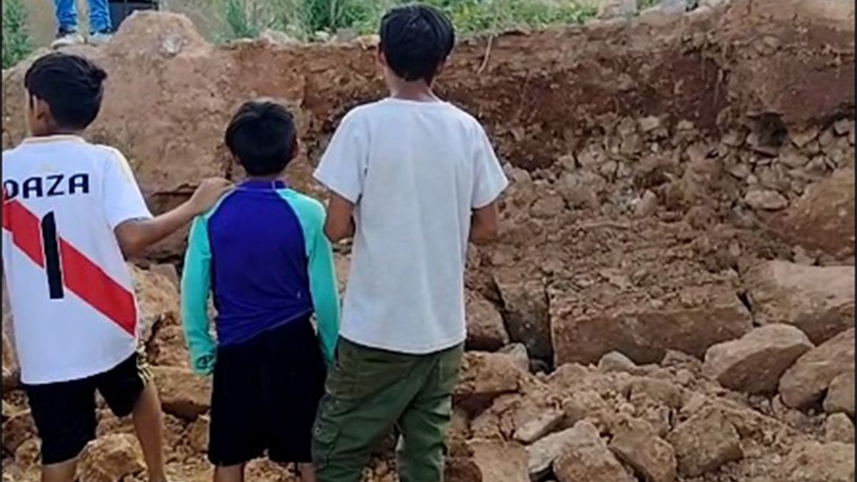 Los niños jugaban al fútbol cuando la pared se derrumbó y provocó la muerte de uno de ellos, de 10 años.