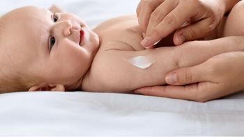 Un juez obligó a padres antivacunas a inmunizar a un bebé recién nacido porque es un bien social Un juez obligó a padres antivacunas a inmunizar a un bebé recién nacido porque es un bien social