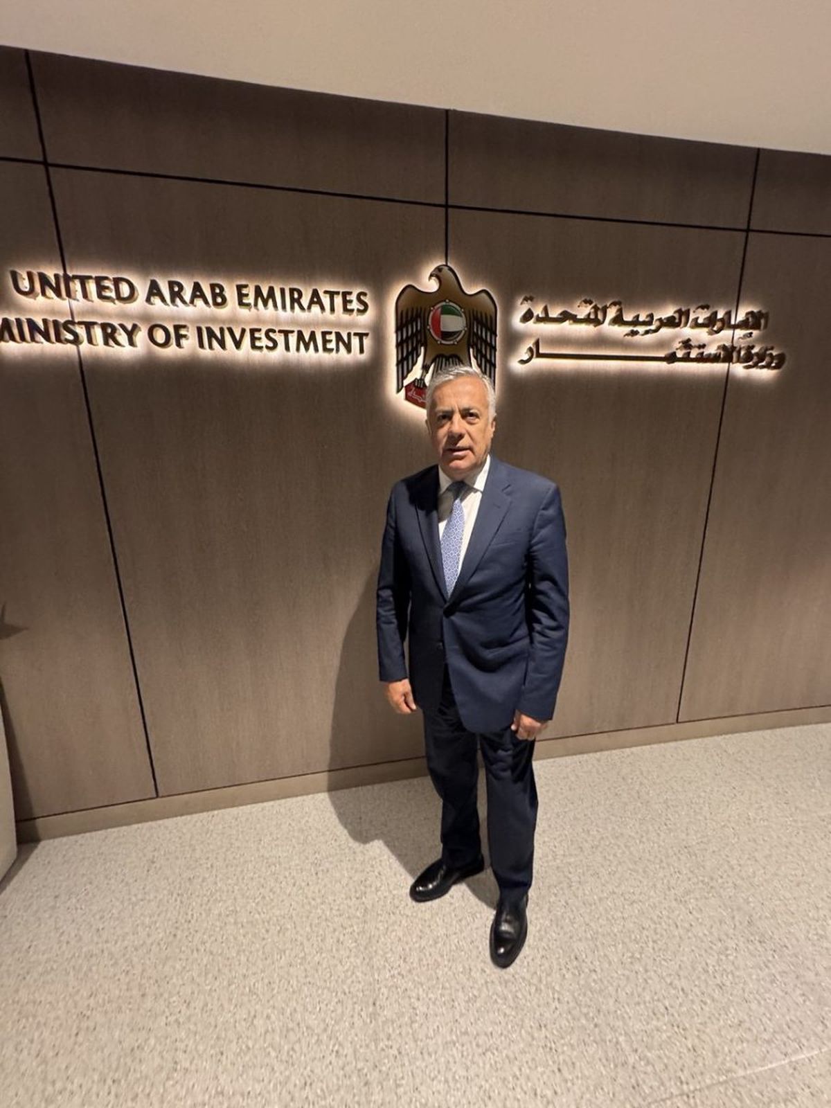 Alfredo Cornejo en la antesala del Ministerio de Inversiones de Emiratos &Aacute;rabes.