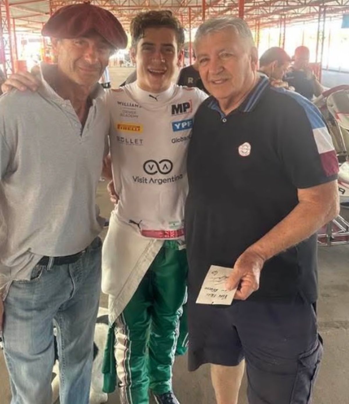 Franco Colapinto tiene una buena relación con los duñeós y staff del Kartódromo Internacional de Zárate. Franco Colapinto tiene una buena relación con los duñeós y staff del Kartódromo Internacional de Zárate.