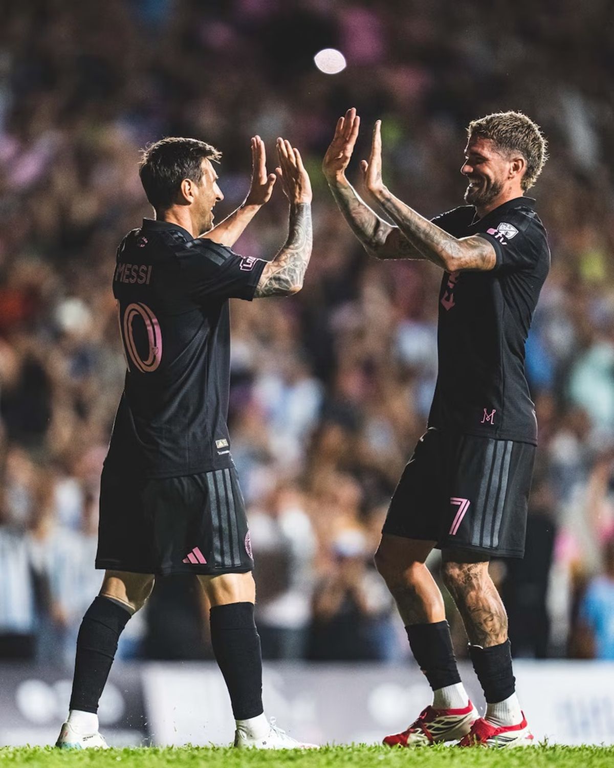 Lionel Messi y Rodrigo De Paul en el encuentro amistoso entre Inter Miami e Independiente del Valle en Puerto Rico.&nbsp;