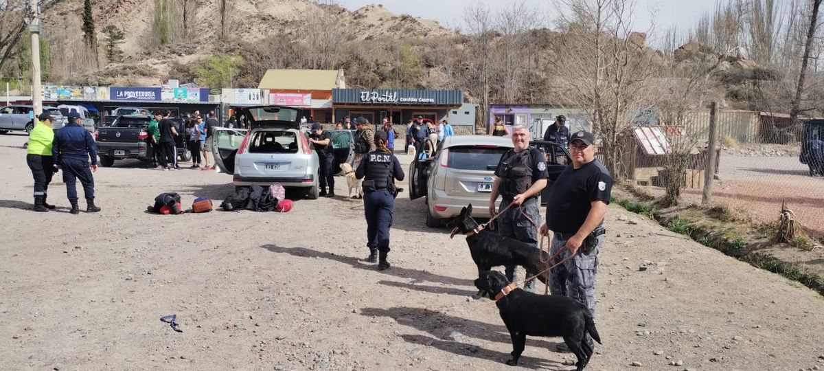 Imagen de uno de los operativos de control, con el decomiso de alcohol en vehículos, durante los festejos de primavera del año pasado. Imagen de uno de los operativos de control, con el decomiso de alcohol en vehículos, durante los festejos de primavera del año pasado.