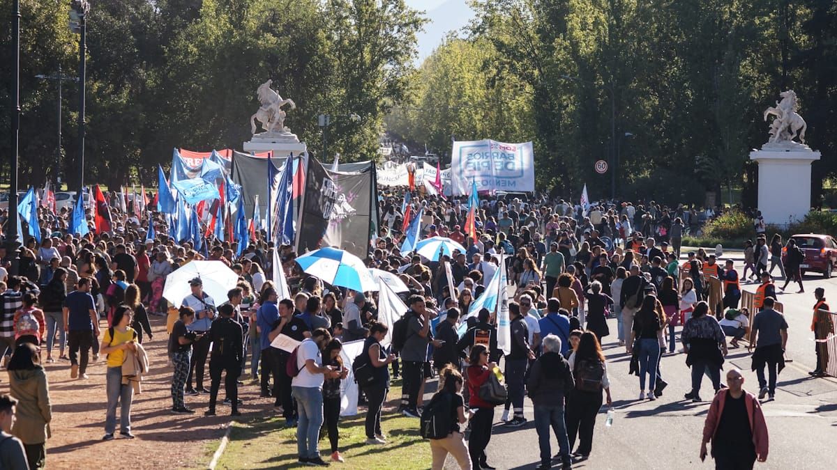 La columna de la marcha universitaria partió desde la UNCuyo y la columna de manifestantes se extendió hasta la plaza Independencia. La columna de la marcha universitaria partió desde la UNCuyo y la columna de manifestantes se extendió hasta la plaza Independencia.