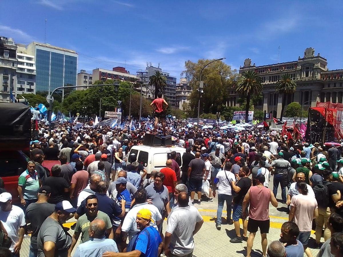 La CGT y organizaciones sociales protestaron en Tribunales contra el DNU de Milei (Foto: La CGT y organizaciones sociales protestaron en Tribunales contra el DNU de Milei (Foto: