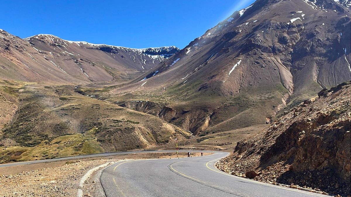 Un paisaje majestuoso en medio de la Cordillera de los Andes. Un paisaje majestuoso en medio de la Cordillera de los Andes.