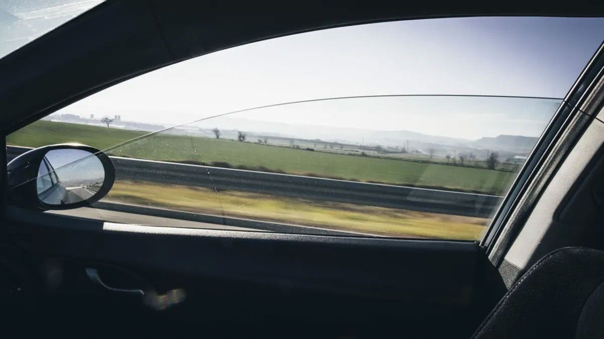 Por qué retumba dentro del auto cuando se baja solo una ventana