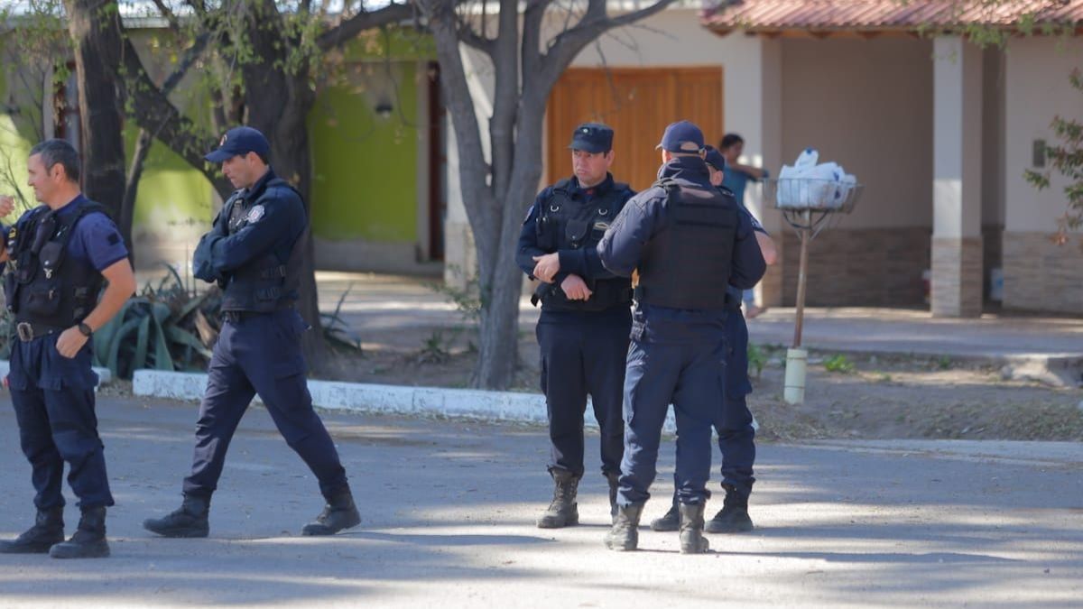 El caso de la alumna de La Paz movilizó a equipos especiales de la Policía y de la DGE. 