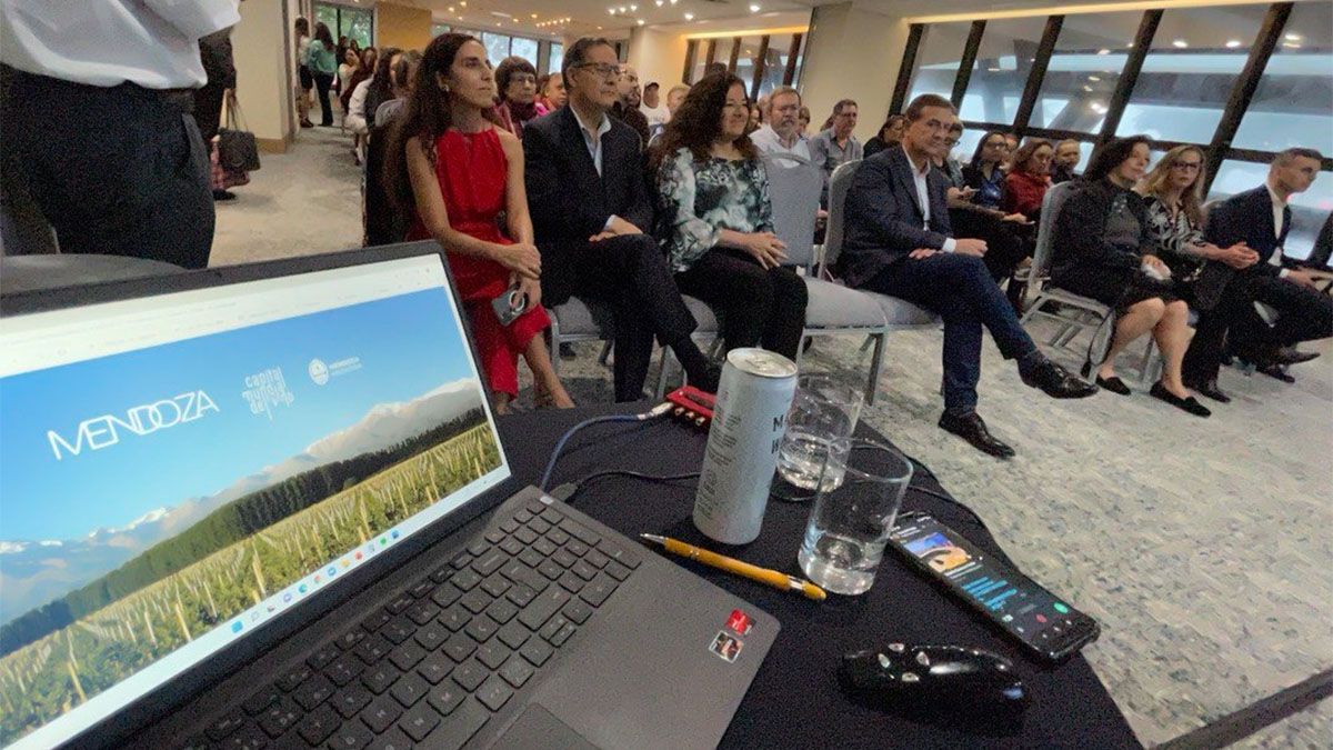 El gobernador Rodolfo Suarez sentado en la primera fila juto a la ministra de Turismo, Nora Vicario.