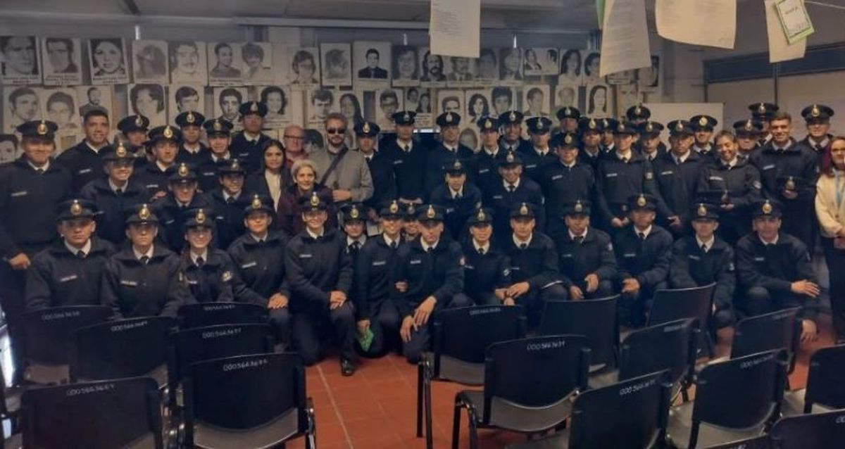 Estudiantes de la Policía y docentes. Detrás, las pancartas que recuerdan a los desaparecidos de Mendoza. Estudiantes de la Policía y docentes. Detrás, las pancartas que recuerdan a los desaparecidos de Mendoza.
