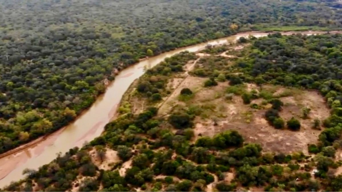 El pueblo de Santa Fe tiene grandes espejos de agua para la pesca. El pueblo de Santa Fe tiene grandes espejos de agua para la pesca.