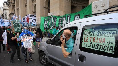Agrupaciones integrantes del Frente de Todos protestan frente al palacio de Tribunales por el fallo de la Corte Suprema que confirmó la prisión de Amado Boudou.