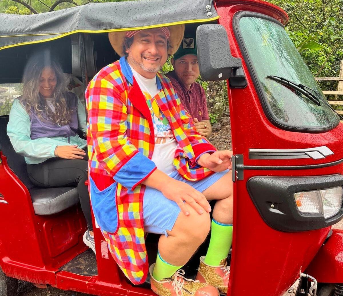 En un carrito rumbo a la obra teatral donde lo esperaban los chicos. Atrás, la doctora mendocina lo acompañaba. En un carrito rumbo a la obra teatral donde lo esperaban los chicos. Atrás, la doctora mendocina lo acompañaba.