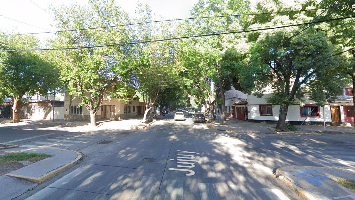 En el cruce de calles Jujuy y Juan Jufré fue encontrado el cuerpo de Manuel Germán Bustos, de 65 años.