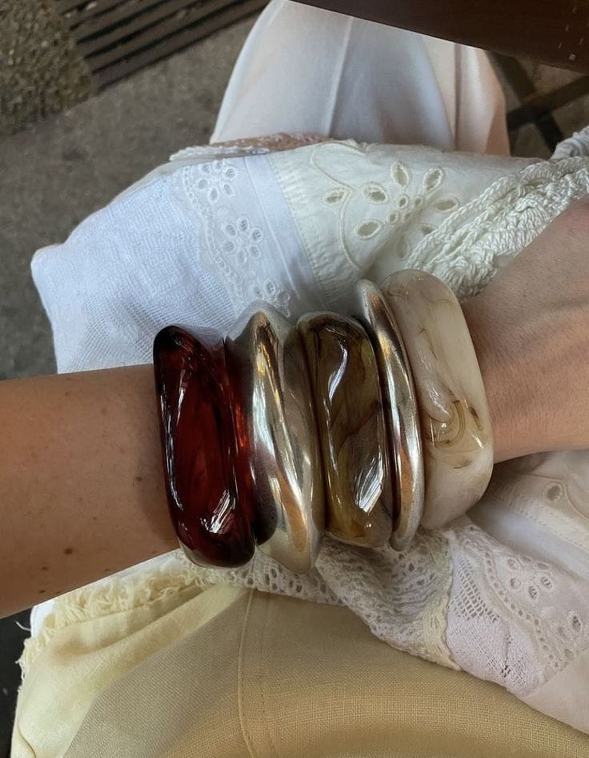 Los brazaletes de resina son minimalistas. Los brazaletes de resina son minimalistas.