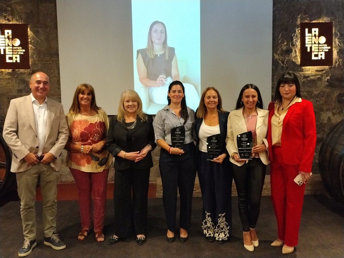 Patricia Soria (centro) junto a otras mujeres premiadas y a directivos de la FEM. Patricia Soria (centro) junto a otras mujeres premiadas y a directivos de la FEM.