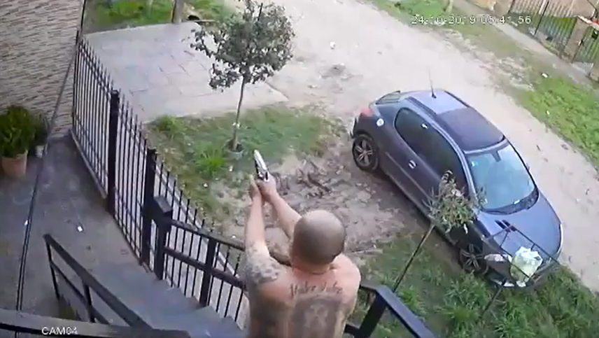 Video: le disparó desde el balcón y mató a un delincuente que le había robado a su sobrino