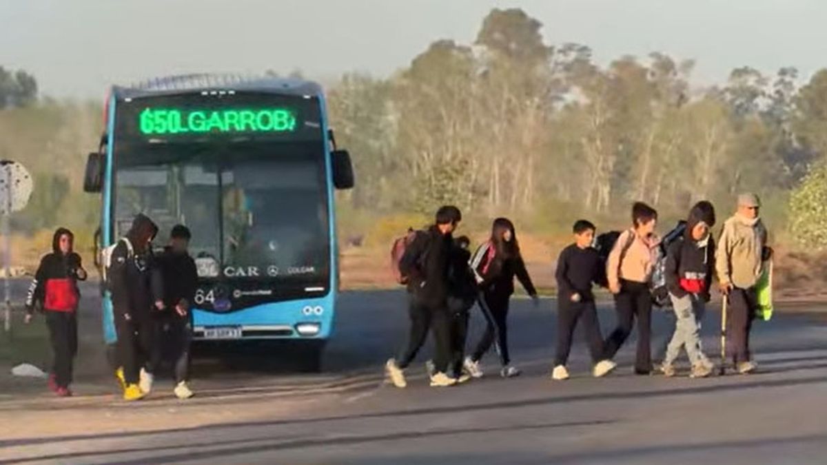 Tras el accidente en el que murieron dos nenas atropelladas por un micro en Las Heras, las autoridades pondrá reductores de velocidad. Tras el accidente en el que murieron dos nenas atropelladas por un micro en Las Heras, las autoridades pondrá reductores de velocidad.