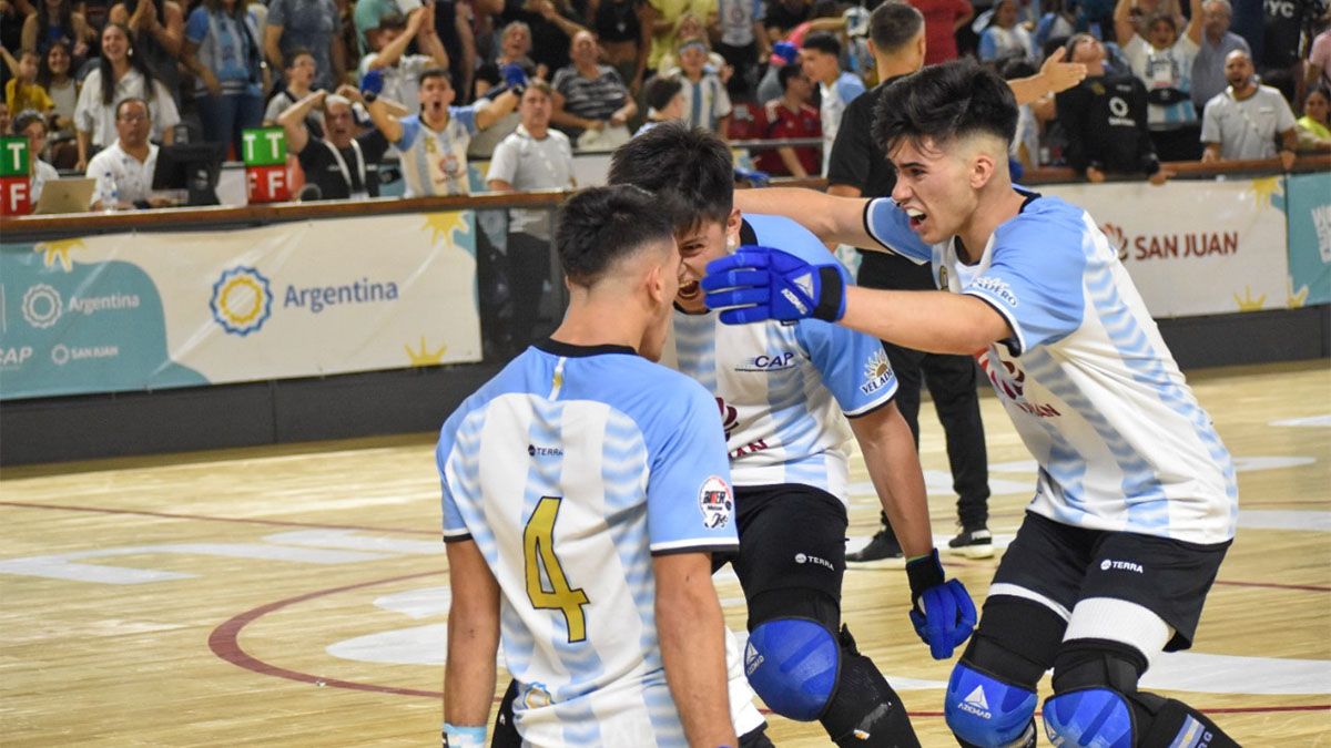 Los mendocinos Francisco Torres y Santiago Chambella están en pleno festejo de la Selección Argentina Sub 19 en los&nbsp; World Skate Games.
