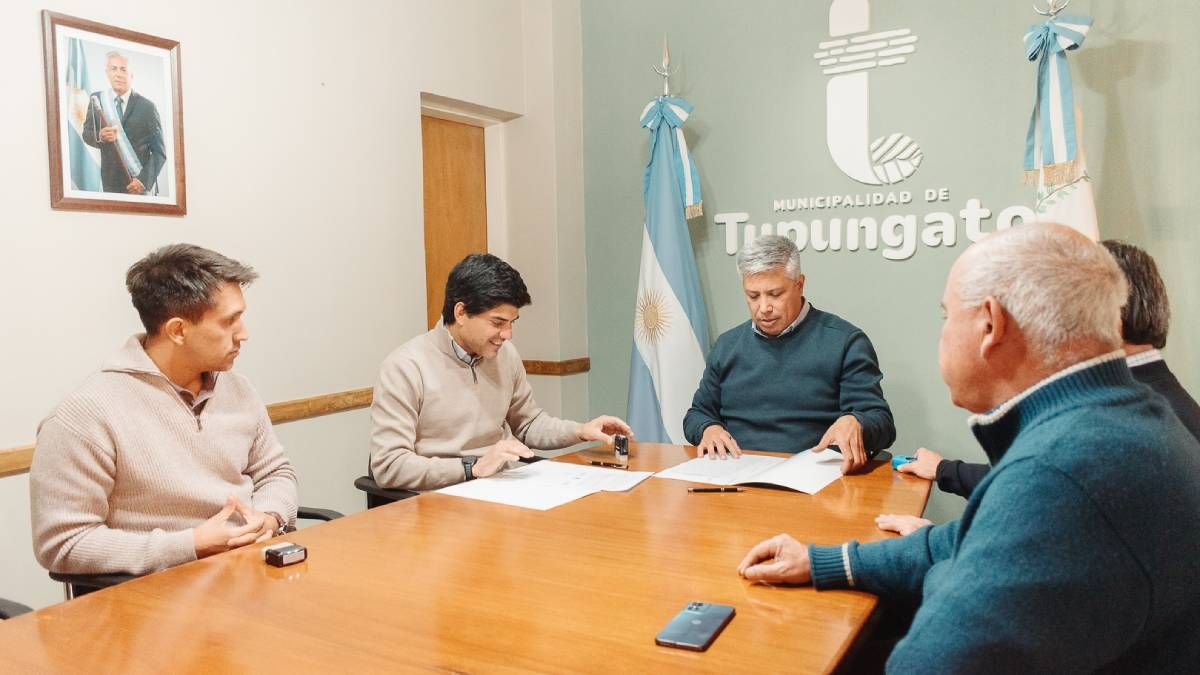 El intendente de Tupungato, Gustavo Aguilera firmó contrato con la empresa que llevará adelante las obras del Acueducto Oeste.