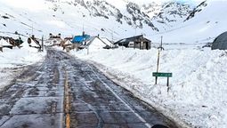 Este paisaje se repite año a año en alta montaña y casi siempre es el motivo por el cual se corta el camino del paso Cristo Redentor.