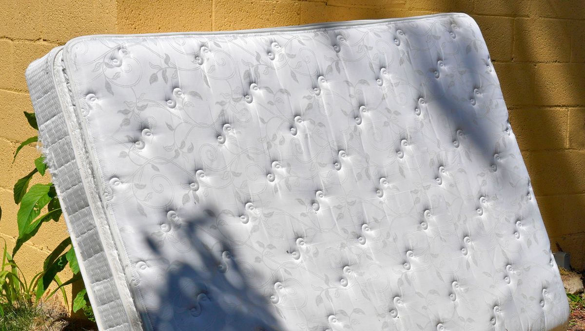 No mojes demasiado el colchón y espera a que se seque completamente en un espacio ventilado. No mojes demasiado el colchón y espera a que se seque completamente en un espacio ventilado. 