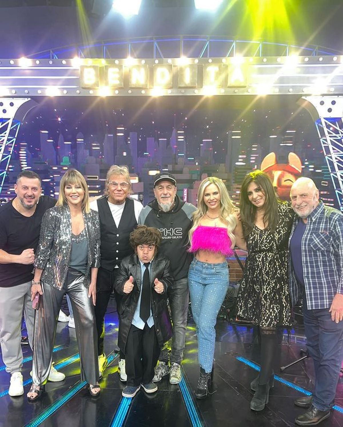 Alejandra Maglietti festeja los 19 y decreta que el Barbiecore se lleva al ras y con plumas. Alejandra Maglietti festeja los 19 y decreta que el Barbiecore se lleva al ras y con plumas.