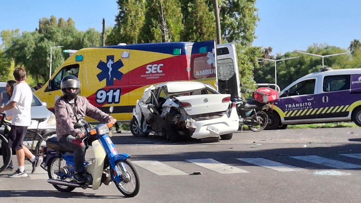 Un choque múltiple involucró a un camión que se quedó sin frenos, a un auto y a una moto