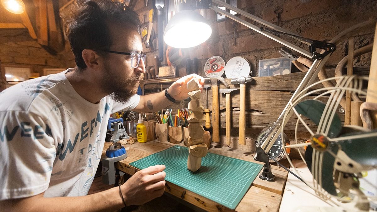 Javier Bertinatto es dueño de Apacheta y diseña juegos de equilibro con madera reciclada. Javier Bertinatto es dueño de Apacheta y diseña juegos de equilibro con madera reciclada.