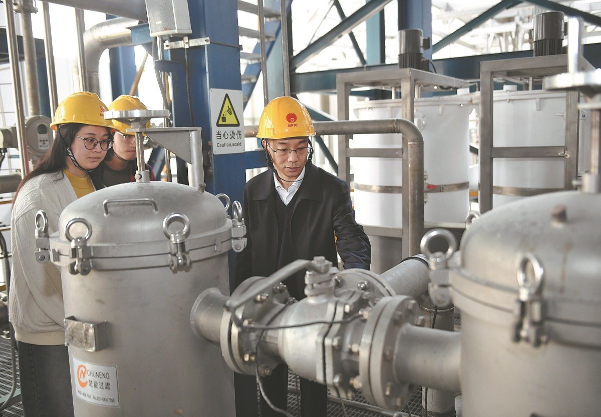 En marzo, un diseñador y dos miembros del Grupo General de Energía Nuclear de China discuten planes en un lugar de prueba en Chengdu, provincia de Sichuan. LIU KUN / XINHUA
