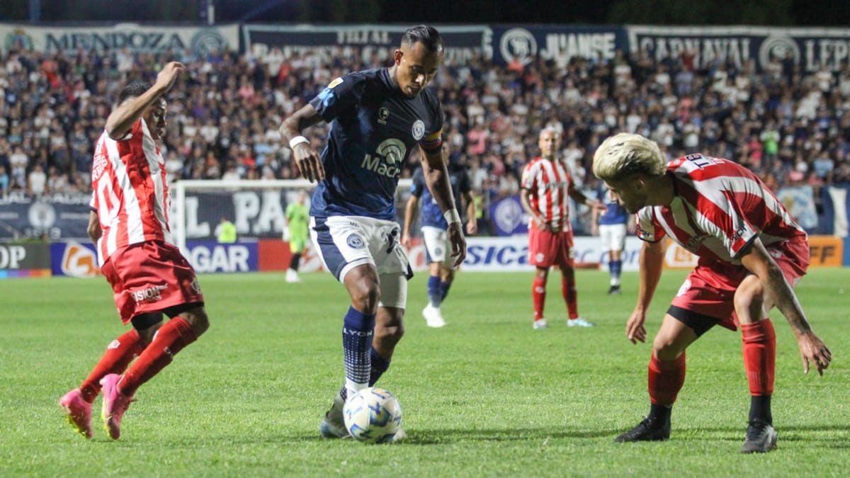 Sebastián Villa lleva la pelota. La Lepra empató con Barracas en el Gargantini.