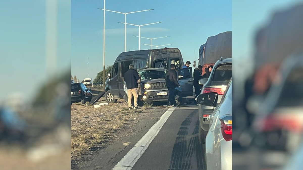 Como consecuencia del accidente hubo varios heridos y el tránsito fue cortado.