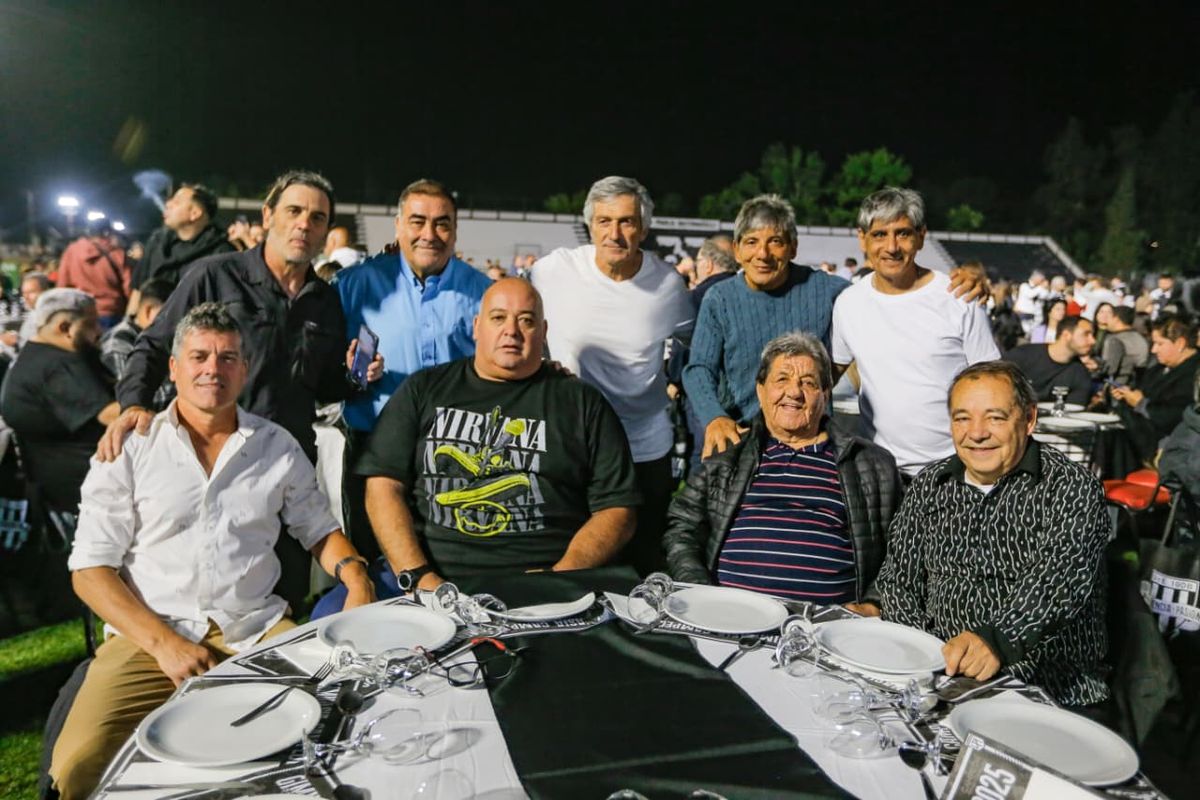Las figuras hist&oacute;ricas del Lobo, festejando en la gran noche. Entre otros se lo ve a Perico Ojeda y Perico P&eacute;rez, el Bicho Avenda&ntilde;o, Cochina Olgu&iacute;n, o Daniel Sosa.