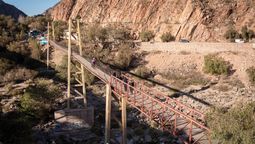 El puente de Cacheuta, en Mendoza, es un atractivo turístico muy visitado cuando hay un feriado en Argentina.