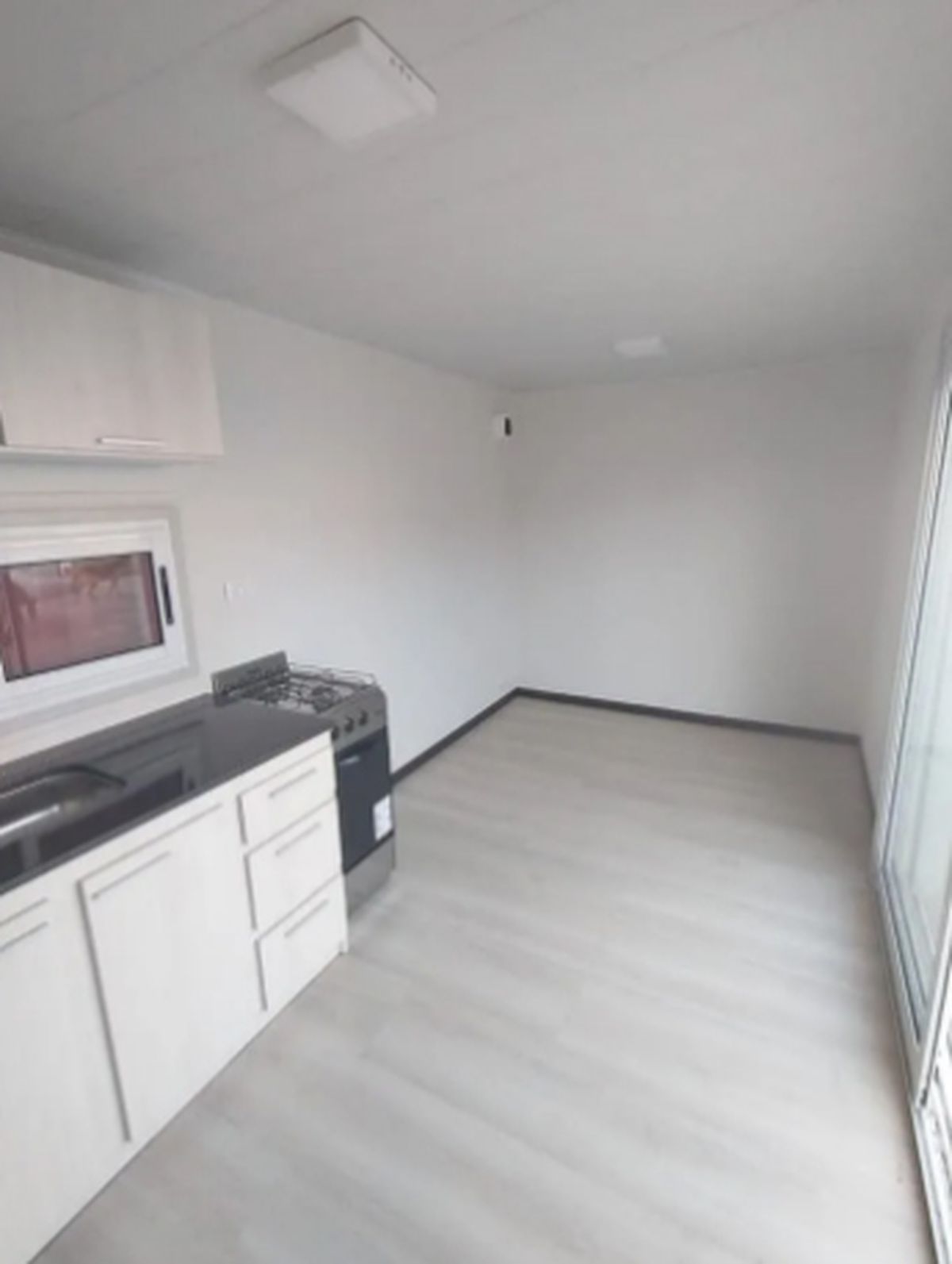 La cocina de una casa contenedor es chica, pero muy funcional. La cocina de una casa contenedor es chica, pero muy funcional.