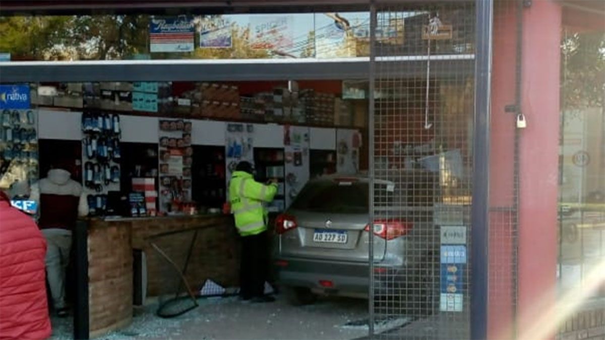 Un auto terminó dentro de un negocio de repuestos de Godoy Cruz