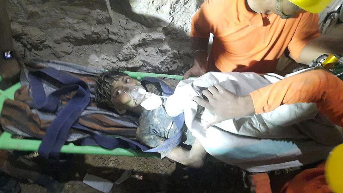 El niño de 10 años, que es sordomundo, fue rescatado sano y salvo luego de permanecer cuatro días en un profundo pozo, en India