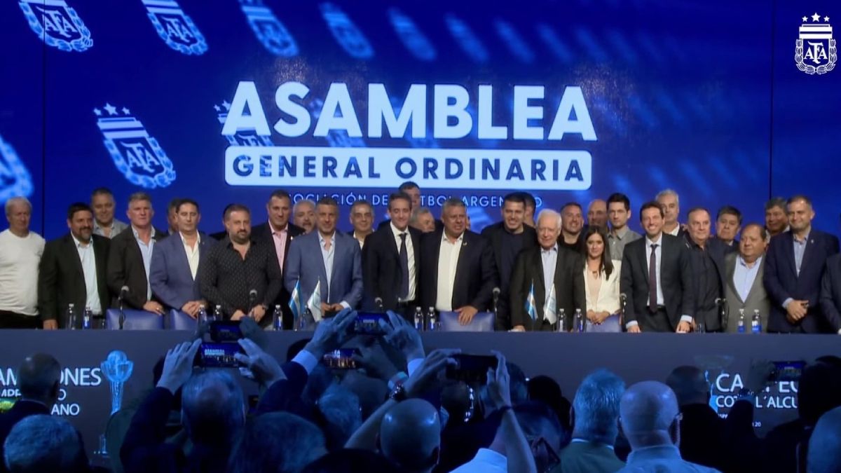 Con 44 votos a favor, tras el retiro del represetante de Talleres de Córdoba, se reeligió a Claudio Chiqui Tapia. Con 44 votos a favor, tras el retiro del represetante de Talleres de Córdoba, se reeligió a Claudio Chiqui Tapia.