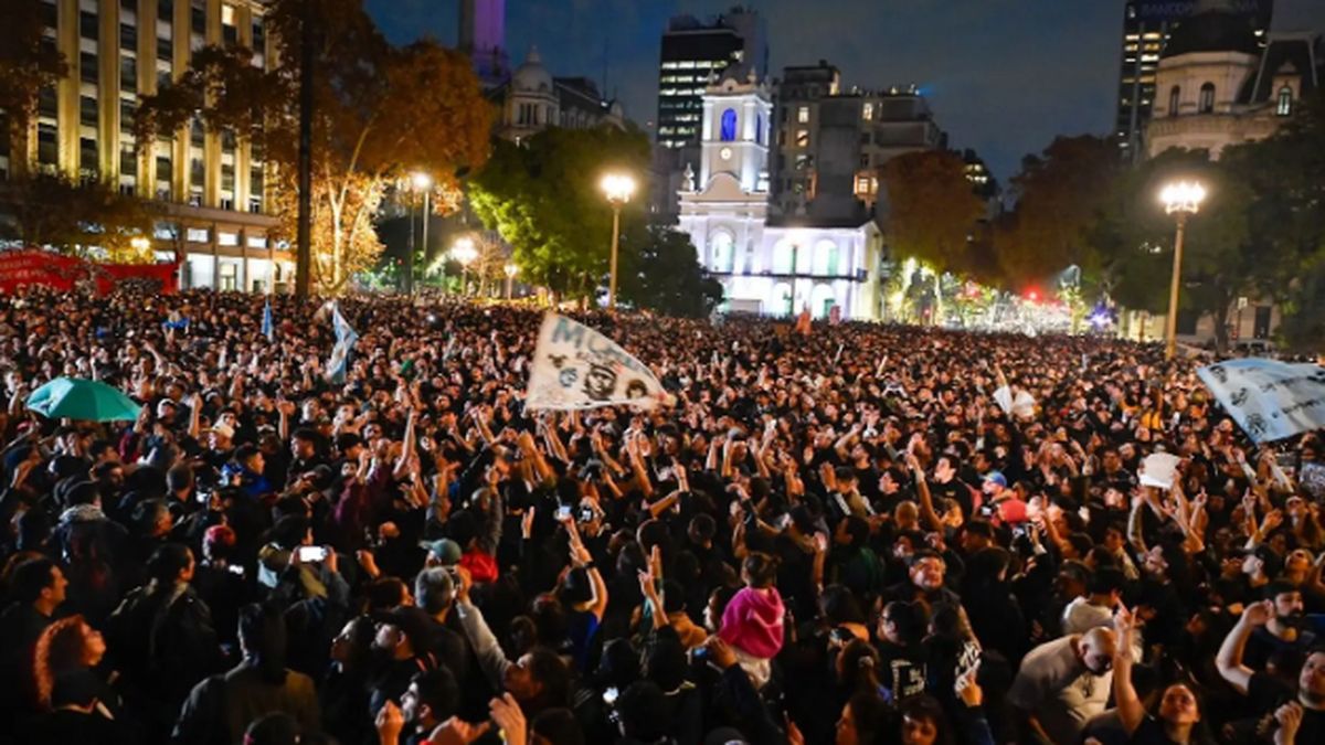 Así se vio Plaza de Mayo en la noche del viernes hasta la madrugada del sábado.