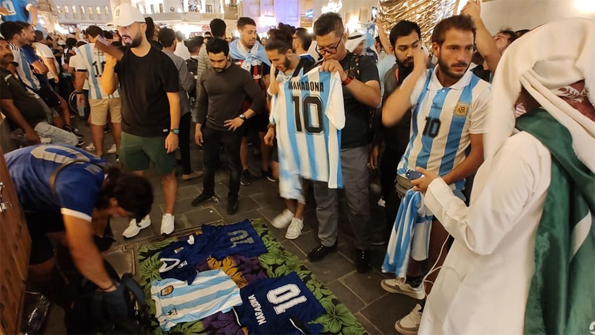 Maximiliano y Renzo en plena faena, vendiendo camisetas de la Selección Argentina en el Mundial Qatar 2022.
