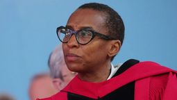 En medio de presiones y críticas renunció la presidenta de la Universidad de Harvard