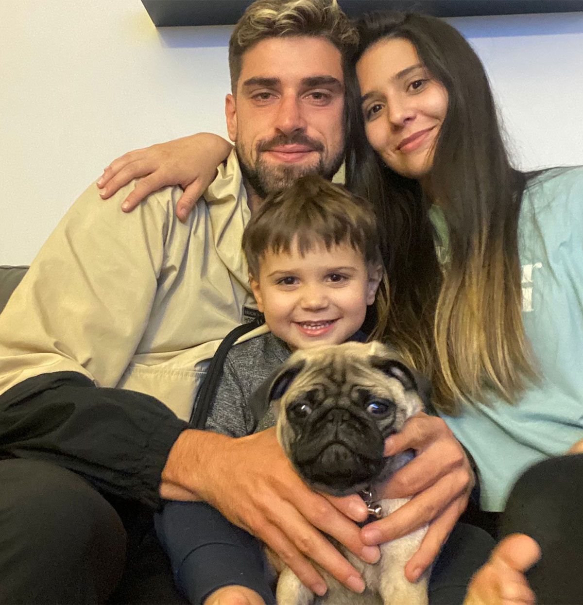 El defensor está con su esposa, su hijo y su perro.