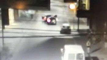Video: tras cenar con su familia, lo apuñalaron en una discusión de tránsito
