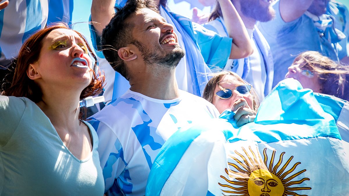 El sommelier Rodrigo Kohn con el maravilloso marco de la celeste y blanca, en el spot del vino Te quiero tanto.