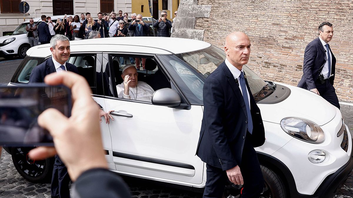 El papa Francisco tras salir del hospital Gemelli.