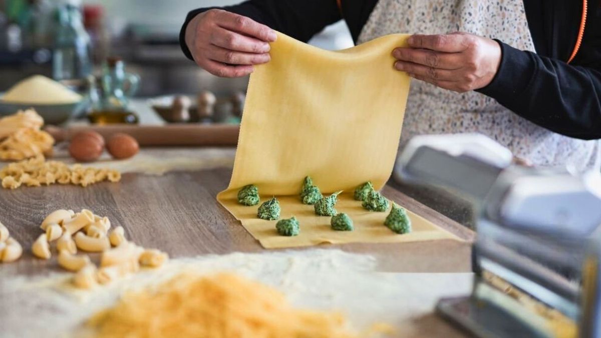 Los ravioles caseros pueden ir rellenos de chorizo y espinaca, jamón y queso, carne y acelga. Foto: iStock. Los ravioles caseros pueden ir rellenos de chorizo y espinaca, jamón y queso, carne y acelga. Foto: iStock.