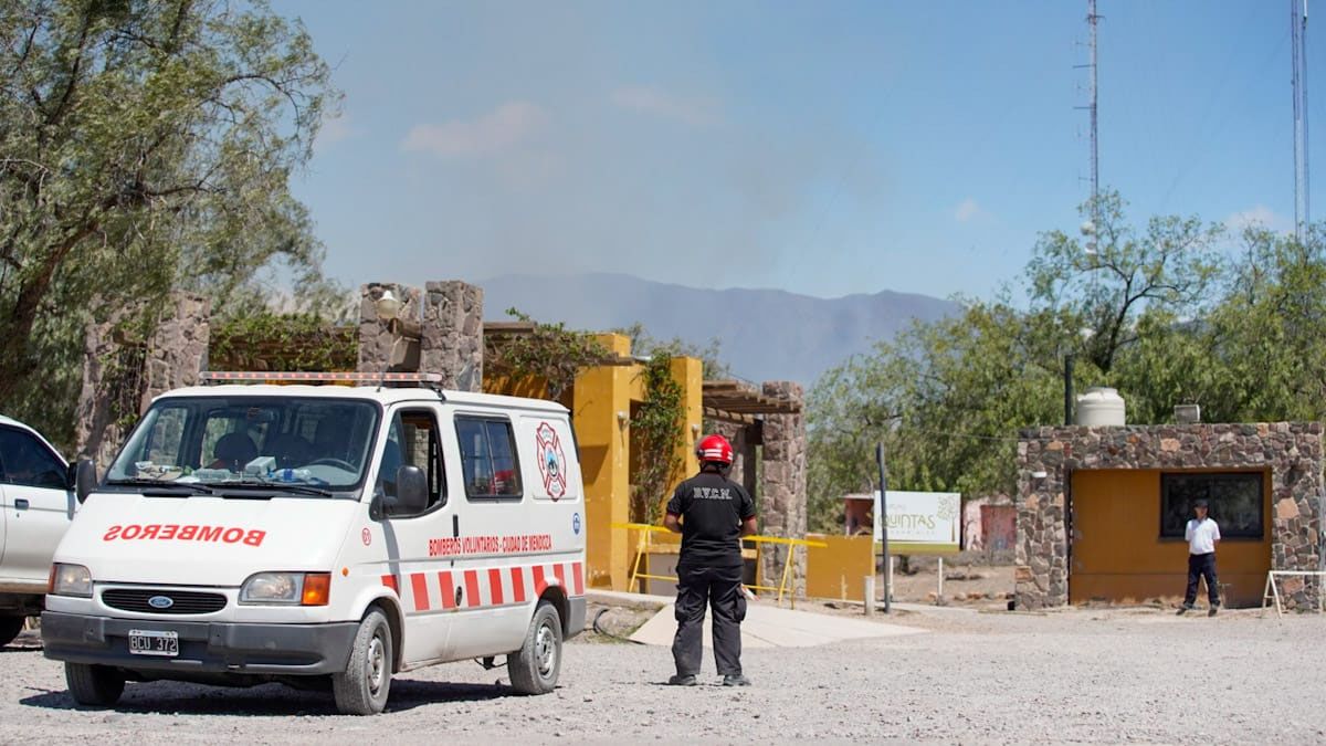 Los focos de incendio en El Challao siguen activos y continúan los trabajos.